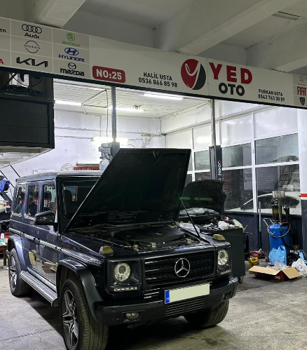 YED OTO atölyesinde siyah Mercedes araç